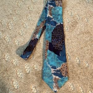 Halston III tie very good preowned condition 100% silk made in USA